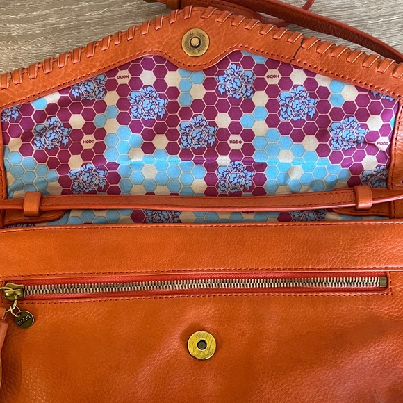 HOBO Orange Leather Crossbody Bag w detailed liner - Picture 3 of 7